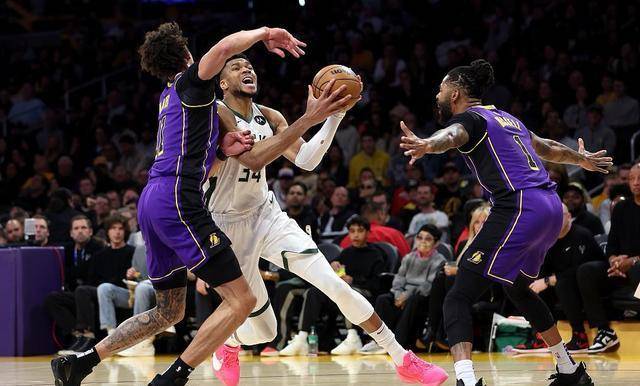 雄鹿爆冷湖人B队,库里送出助攻 雄鹿爆冷湖人B队,库里送出助攻