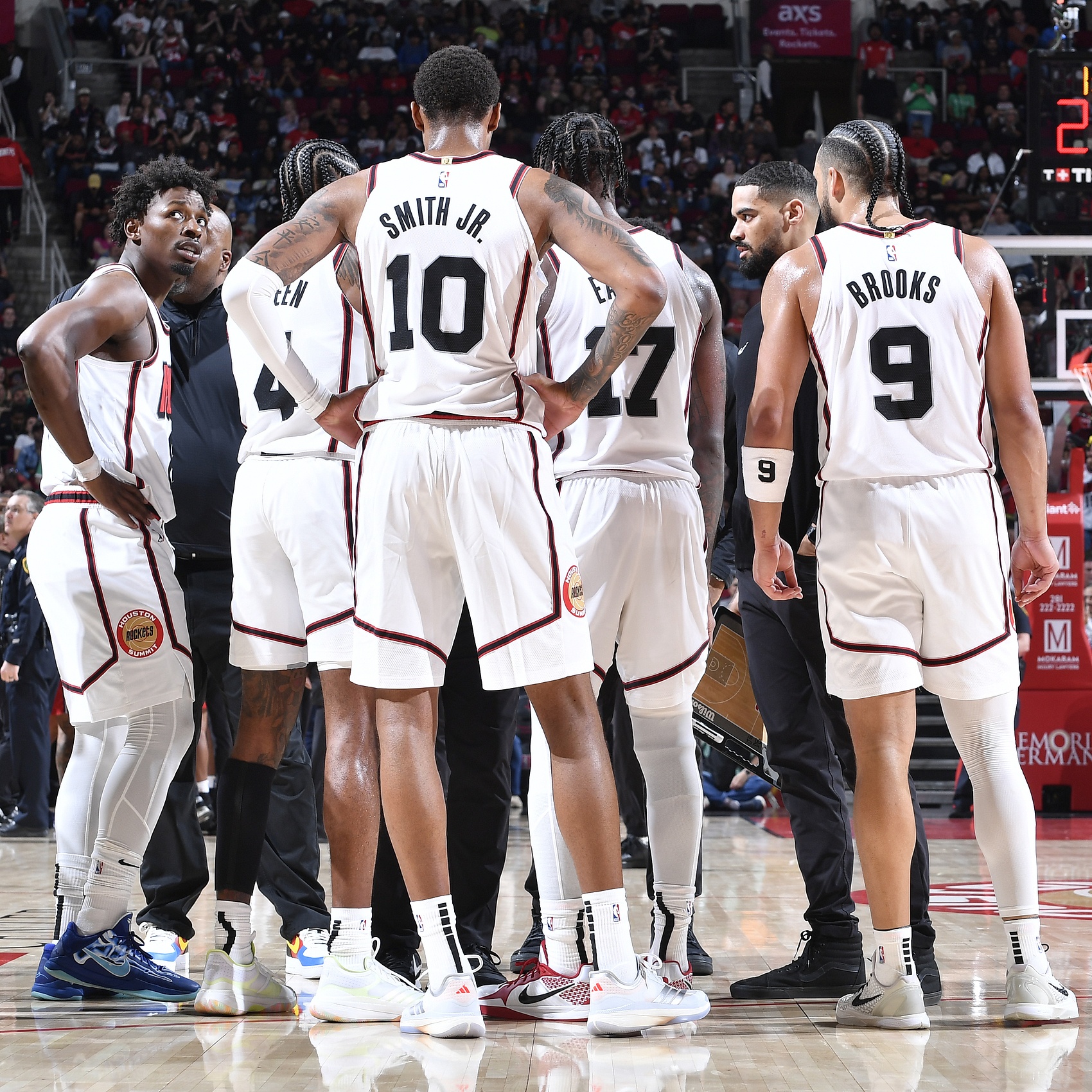 火箭球员正积极备战下一场比赛 火箭球员正积极备战下一场比赛