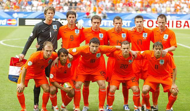 荷兰队凭借团队合作力逆转比赛,晋级淘汰赛 荷兰队凭借团队合作力逆转比赛,晋级淘汰赛