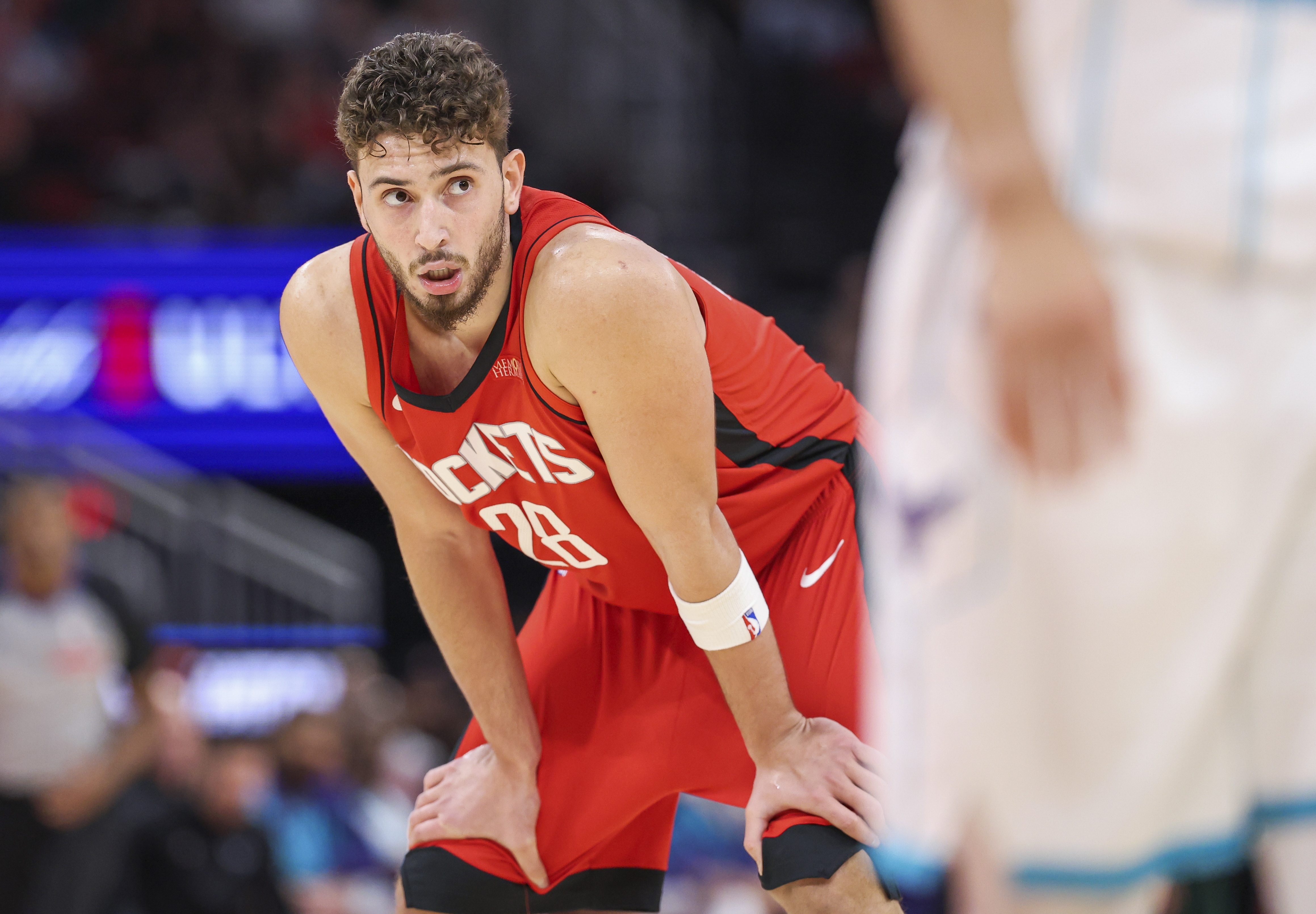 火箭遭遇不敌马刺，连胜被终结