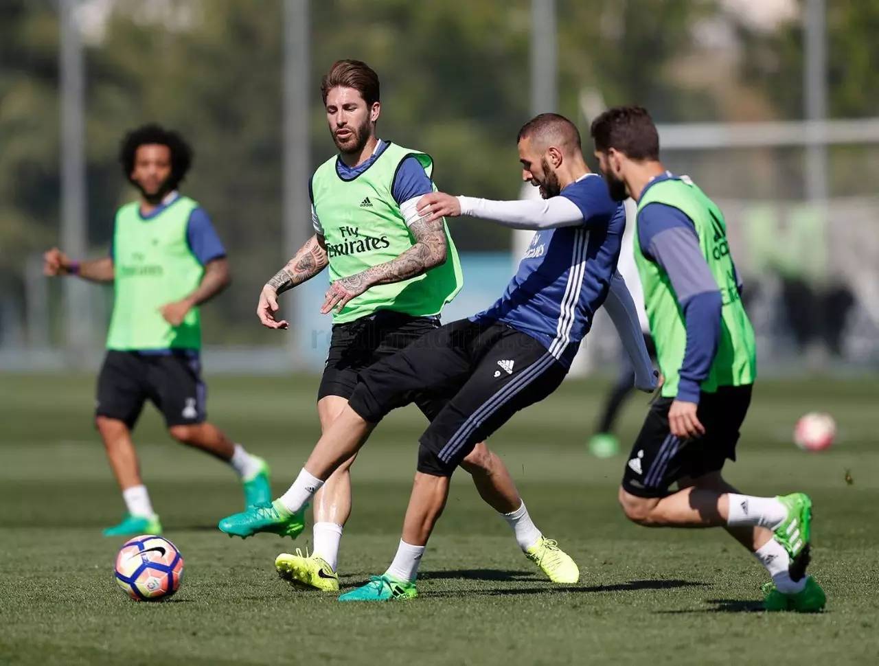 马德里后卫空中对决，高空争抢暗藏危险的简单介绍