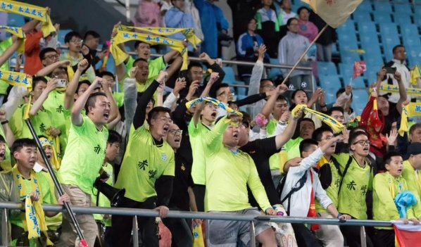 关于足球赛事的赛场氛围热烈，每一场比赛都充满悬念的信息