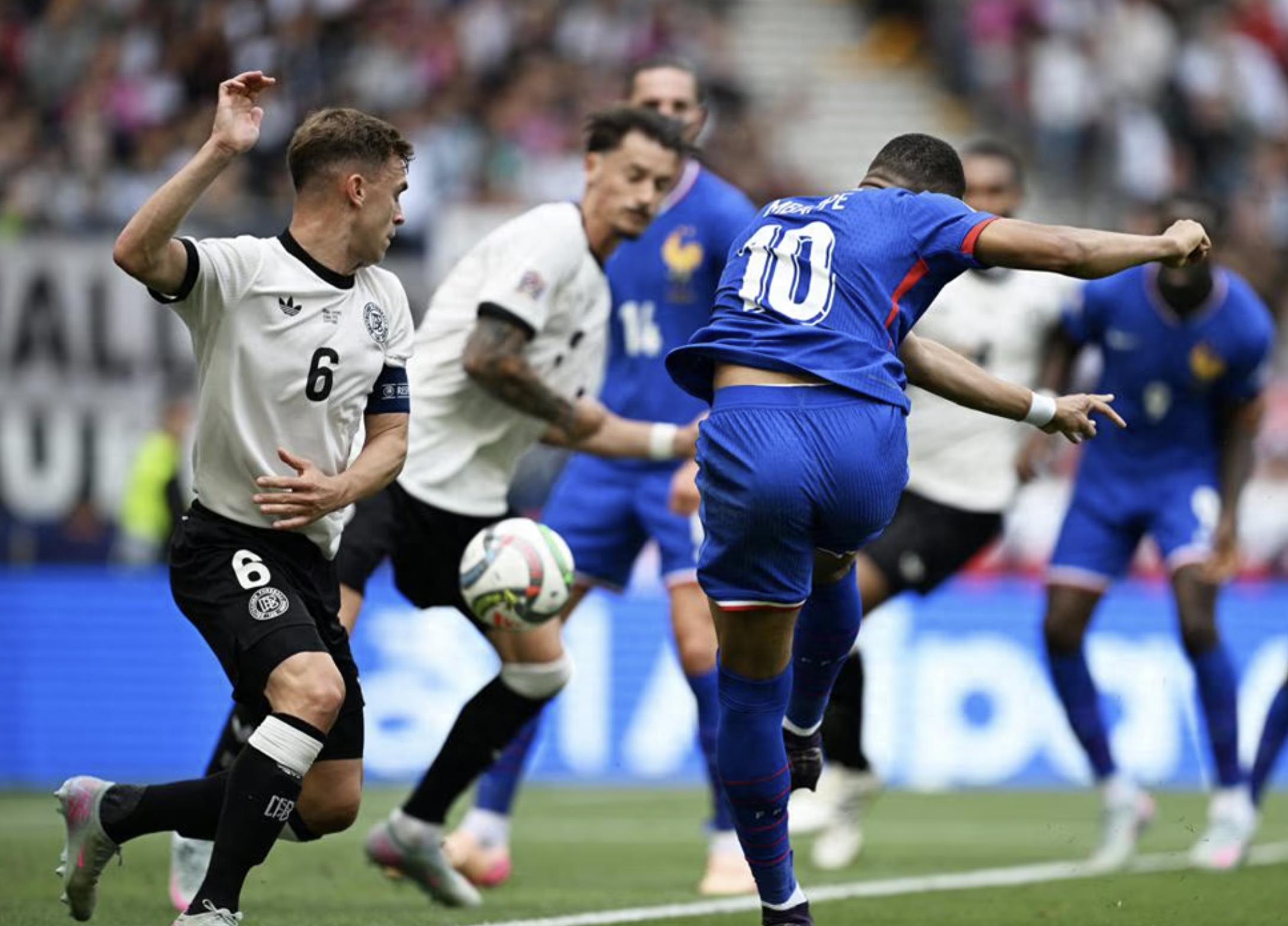 德国队备战对阵罗马尼亚队,争取三分 德国队备战对阵罗马尼亚队,争取三分