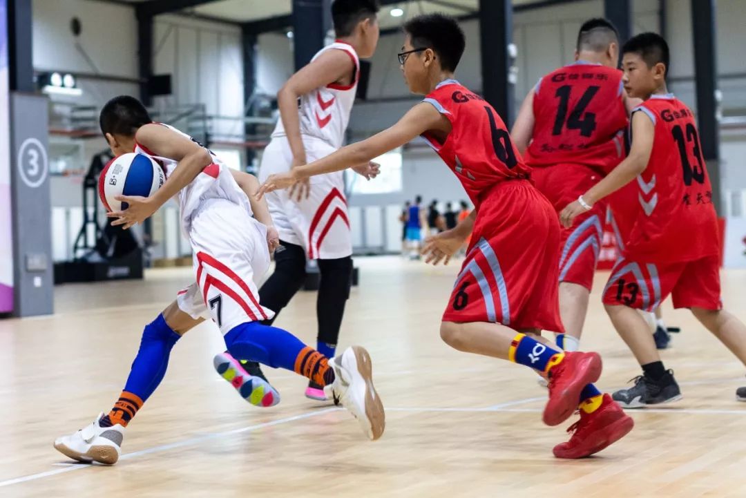 精英篮球夏令营为青少年提供更多机会的简单介绍