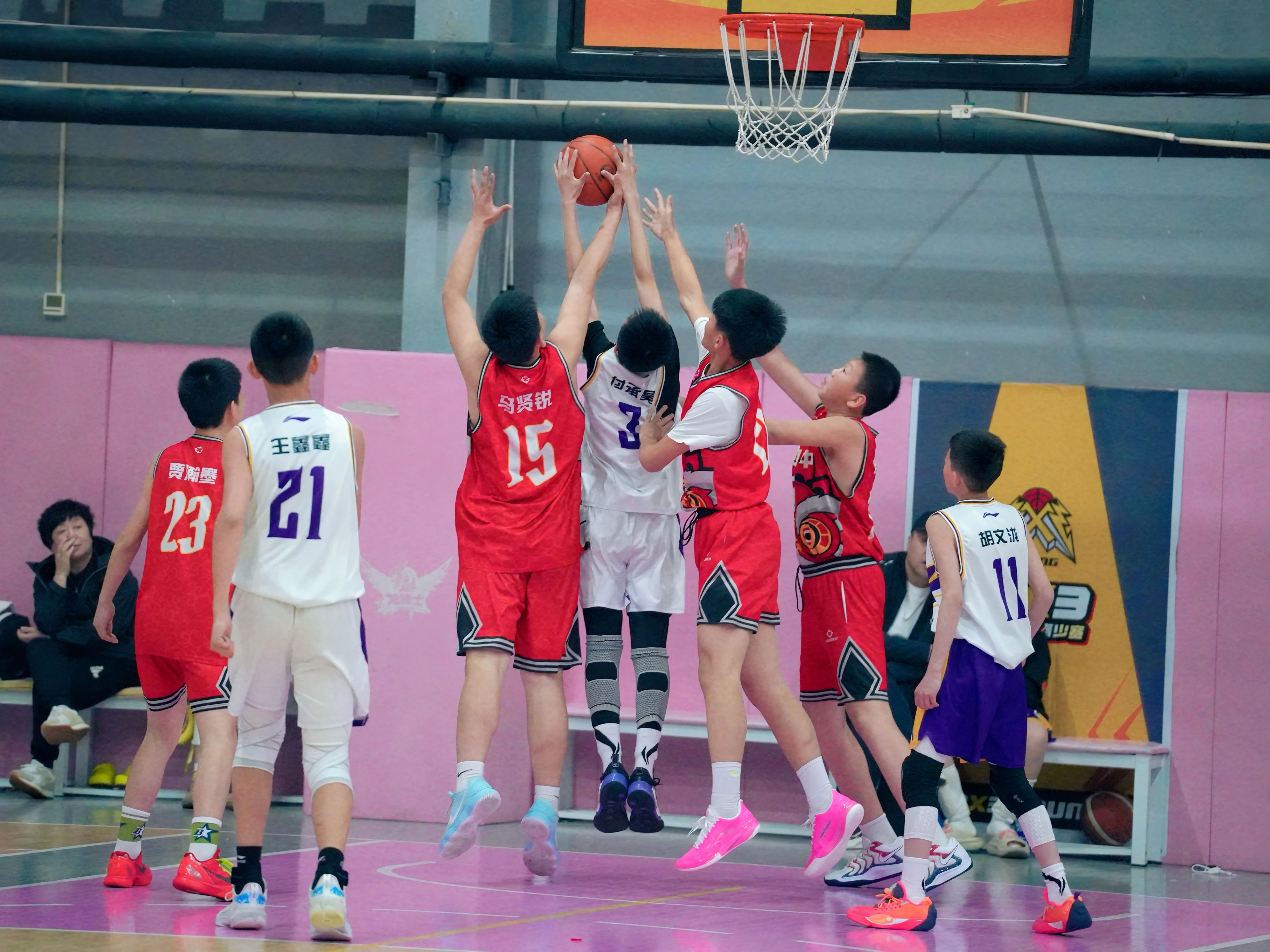 精英篮球夏令营为青少年提供更多机会的简单介绍