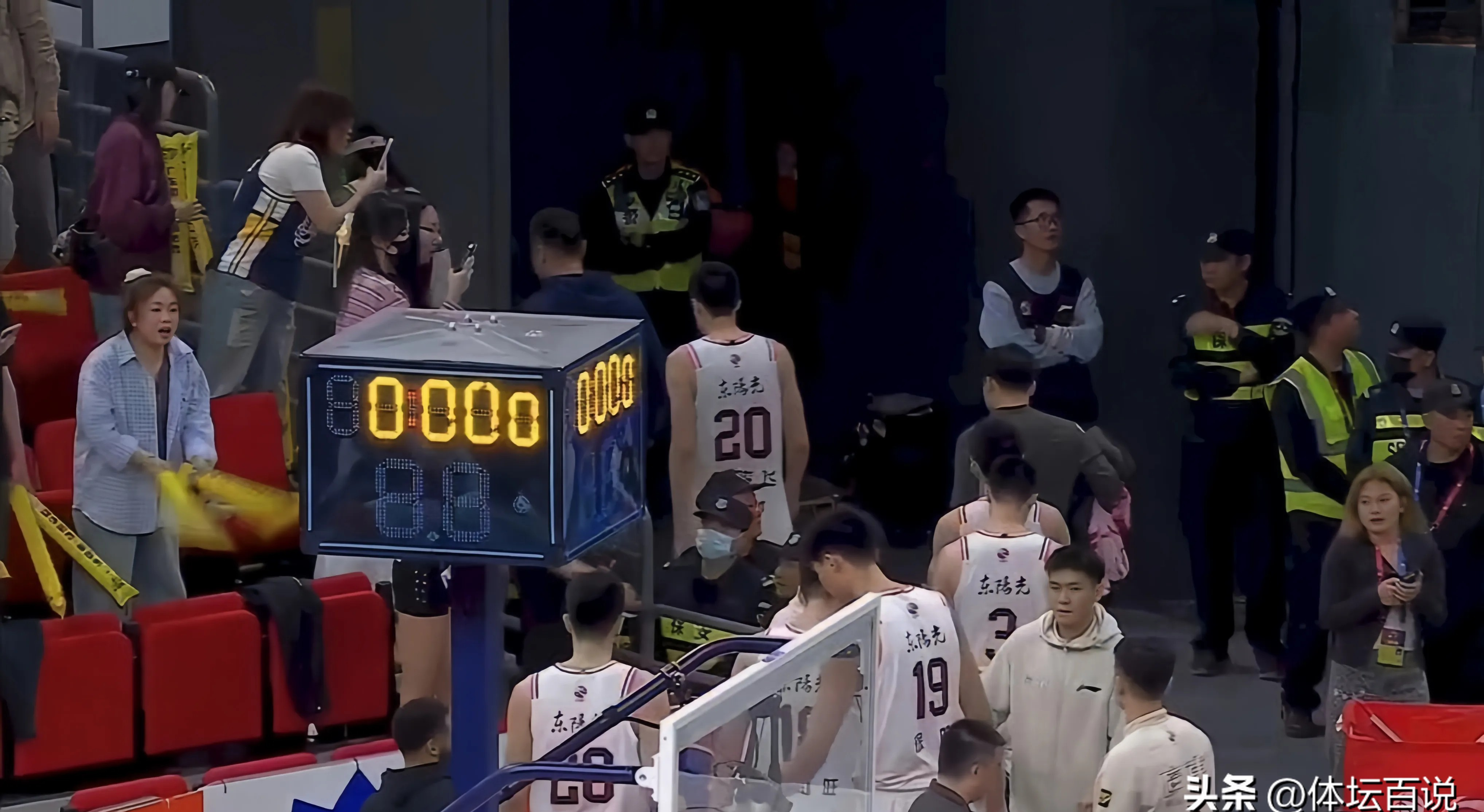 包含一触即发的比赛现场，最新报道独家揭秘！的词条