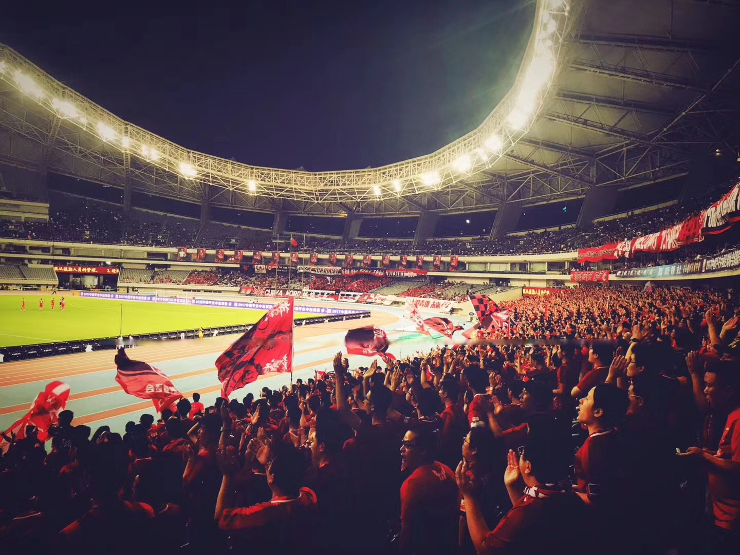 九游体育官方入口-体操比赛场上大放异彩，观众投入热烈掌声的简单介绍