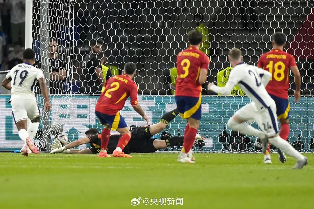 包含多特蒙德完胜里昂，奥亚尔萨瓦尔点燃赛场的词条