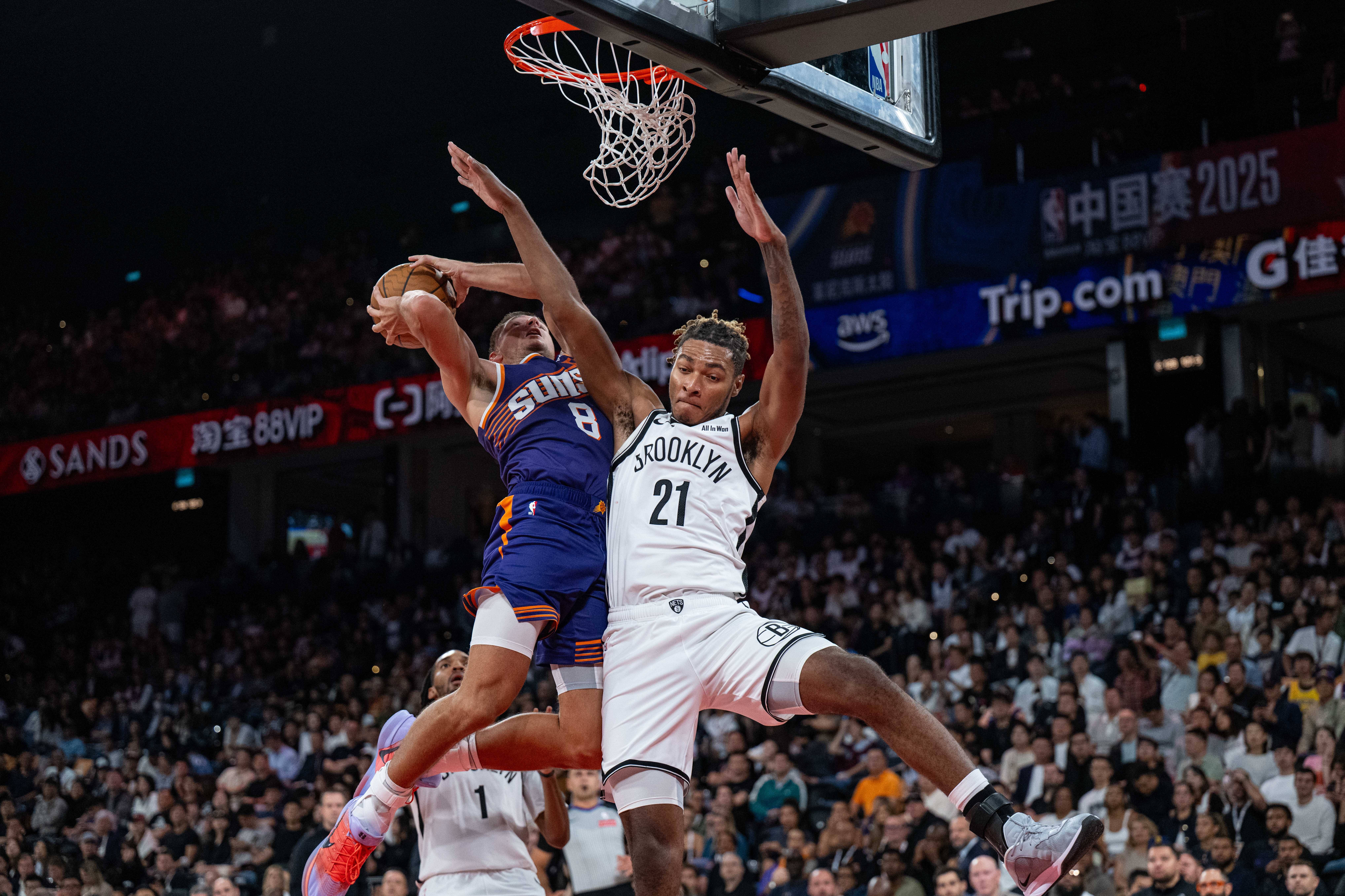 猛龙鏖战篮网，布克统治全场