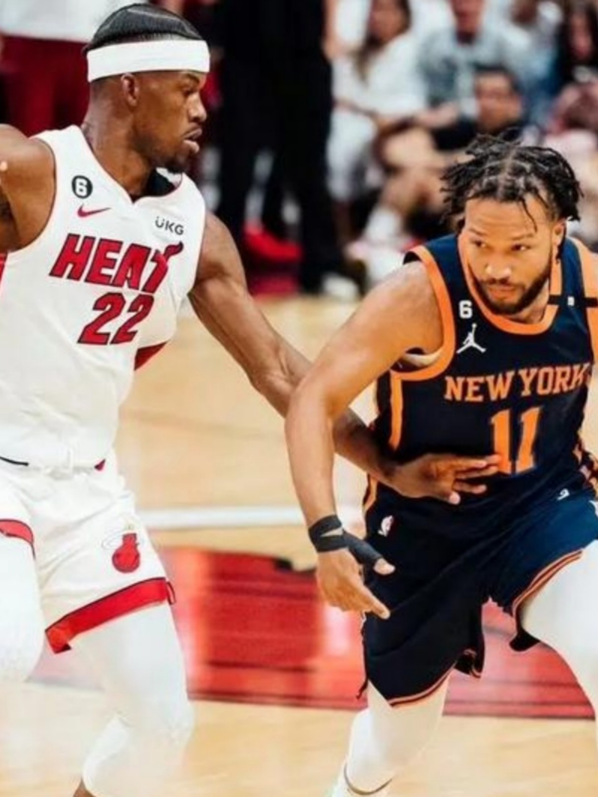 猛龙鏖战篮网，布克统治全场