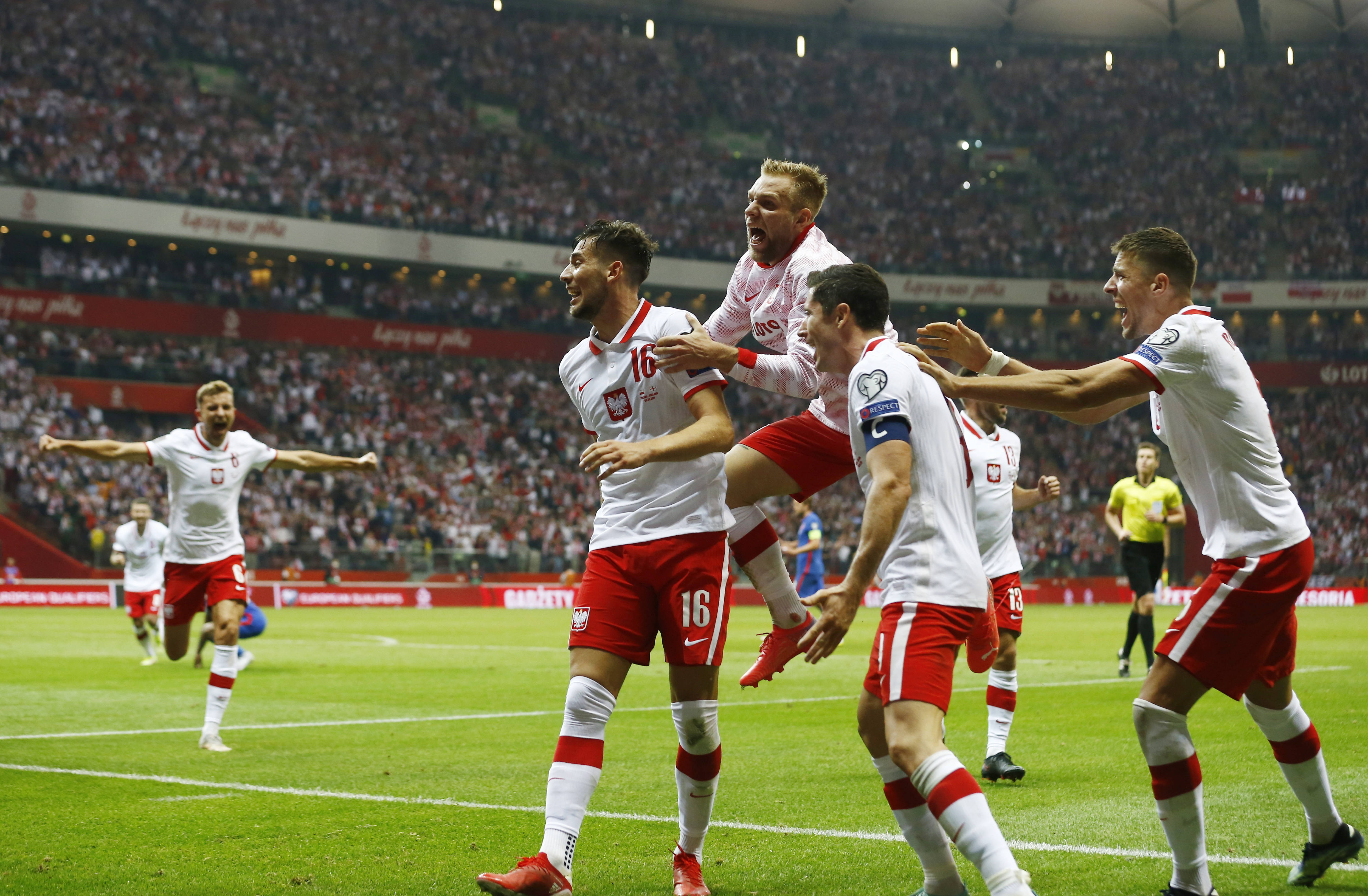 波兰队碾压英格兰队，马龙关键制胜