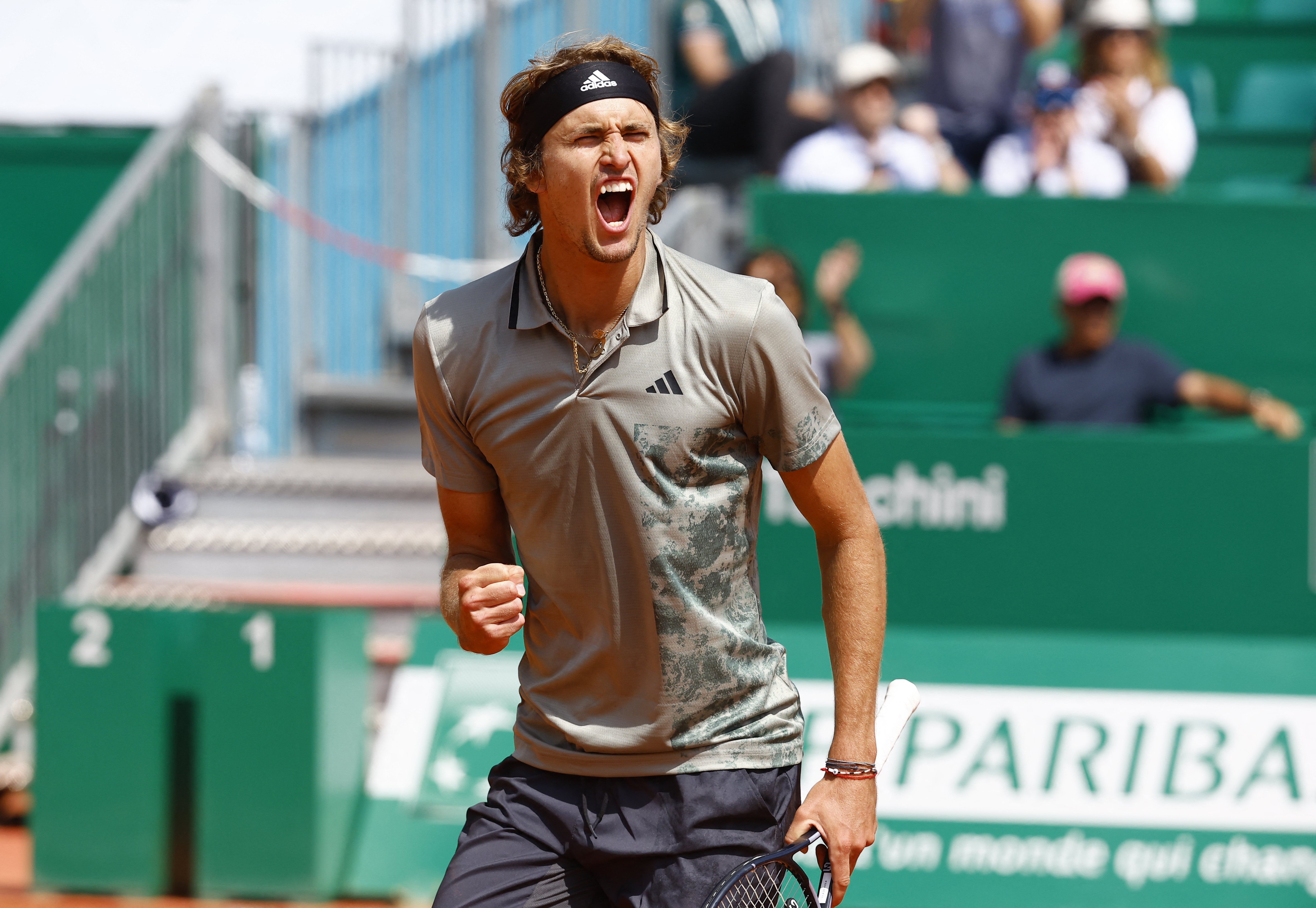 包含蒙特卡洛大师赛绝杀戴维斯杯，兹维列夫统治全场的词条